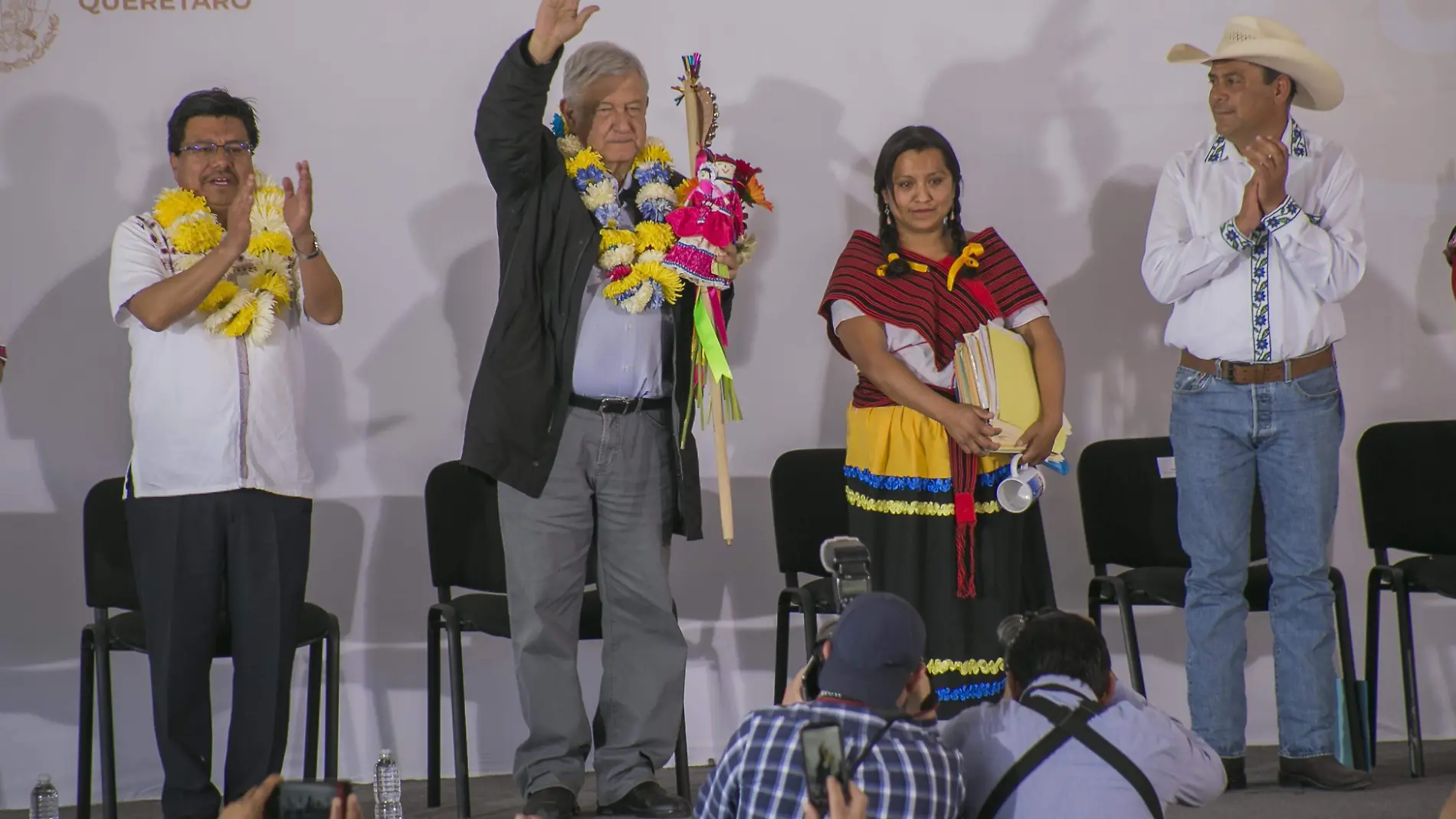 López Obrador sostiene diálogo con representantes del pueblo otomí de Amealco de Bonfil.  Foto César Ortiz  El Sol de San Juan del Río.